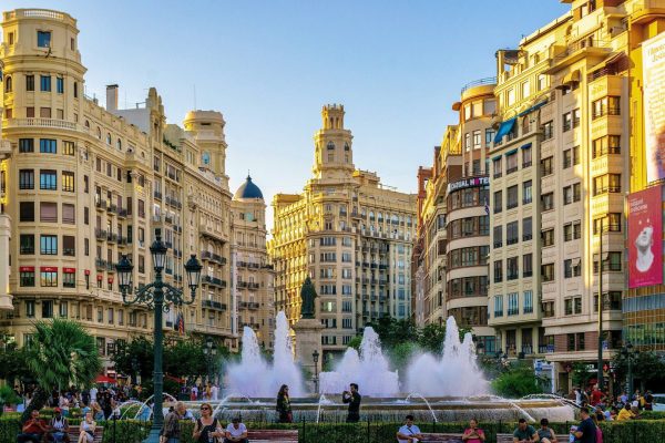Plaza del Ayuntamiento de Valencia con su fuente